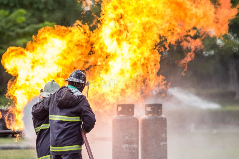 Les sapeurs-pompiers combattent le feu photographie stock libre de droits Les sapeurs-pompiers combattent le feu photographie stock libre de droits