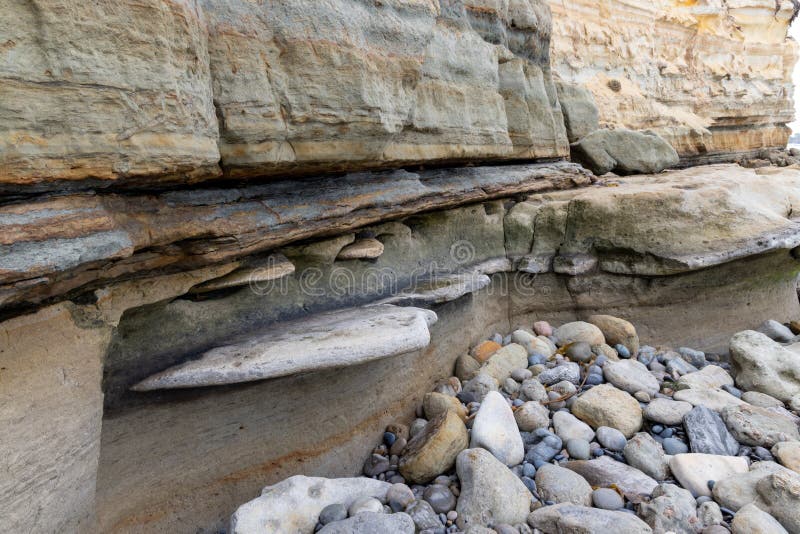 Les sculptures de la nature mère. Cette falaise est entièrement découpée à partir de l'action des vagues dans l'océan pacifique, révélant la richesse des bandes des sédiments. les résultats d'années d'action des vagues se trouvaient à la base de cette falaise en parlant de la force de relâche appliquée.