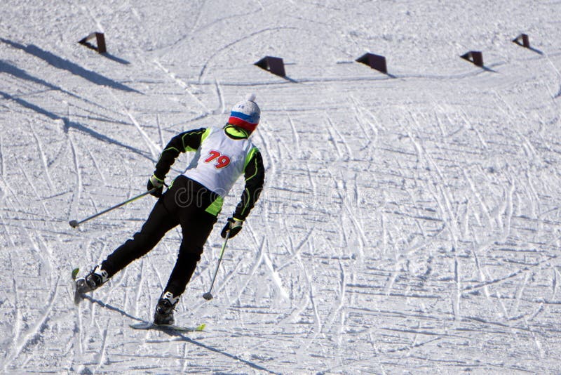 Les skieurs de sports courent sur des skis dans des vêtements d'hiver images stock Les skieurs de sports courent sur des skis dans des vêtements d'hiver images stock