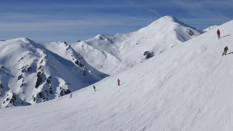 Les skieurs sur la piste de ski en mayrhofen