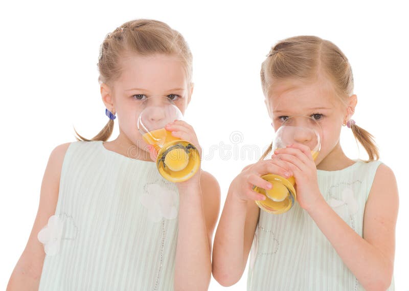 Пьет сестру друга. Две девочки из стакан. Две девушки пьют из стакана. Две девушки из стакана. Две девочки пили воду.