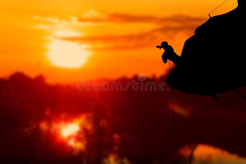 Les soldats de silhouette rappel vers le bas pour attaquer de l'hélicoptère avec le guerrier prennent garde du danger sur la tach images stock Les soldats de silhouette rappel vers le bas pour attaquer de l'hélicoptère avec le guerrier prennent garde du danger sur la tach images stock