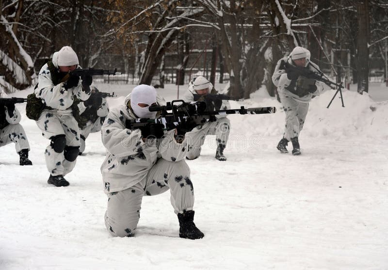 Les soldats du détachement spécial établissent la coordination de combat dans la neutralisation des terroristes en état d'hiver photos libres de droits Les soldats du détachement spécial établissent la coordination de combat dans la neutralisation des terroristes en état d'hiver photos libres de droits