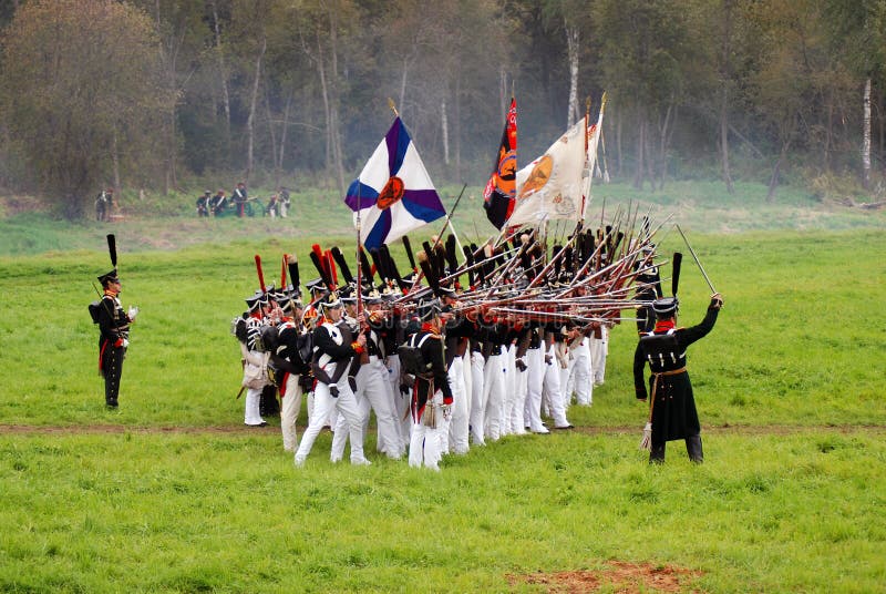 Les soldats russes d'armée chez Borodino luttent la reconstitution historique en Russie images stock Les soldats russes d'armée chez Borodino luttent la reconstitution historique en Russie images stock