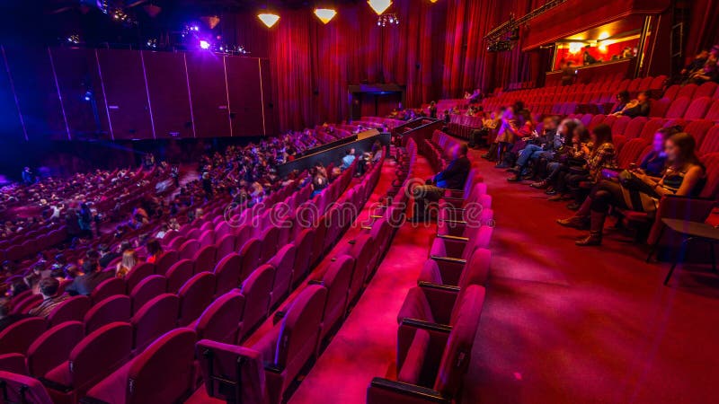 Les spectateurs se réunissent dans l'amphithéâtre et observent l'exposition dans le timelapse de théâtre Grand hall avec les sièg clips vidéos