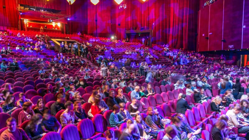 Les spectateurs se réunissent dans l'amphithéâtre et observent l'exposition dans le timelapse de théâtre Grand hall avec les sièg banque de vidéos