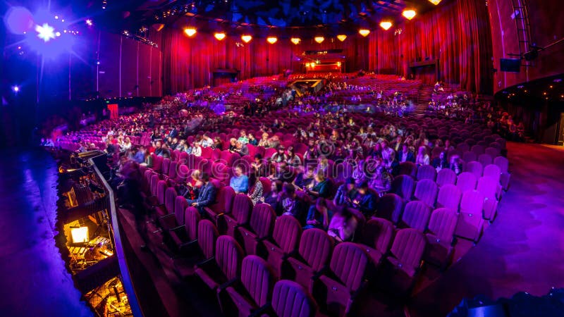 Les spectateurs se réunissent dans l'amphithéâtre et observent l'exposition dans le timelapse de théâtre Grand hall avec les sièg clips vidéos