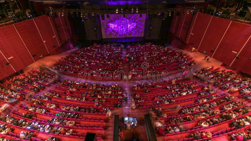 Les spectateurs se réunissent dans l'amphithéâtre et observent l'exposition dans le timelapse de théâtre Grand hall avec les sièg banque de vidéos