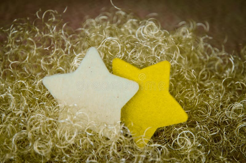Les stars de Noël dans un décor doré éclatant images libres de droits Les stars de Noël dans un décor doré éclatant images libres de droits