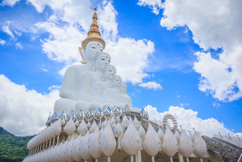 Les statues blanches de Bouddha chez Wat Pha Sorn Kaew Temple image stock Les statues blanches de Bouddha chez Wat Pha Sorn Kaew Temple image stock