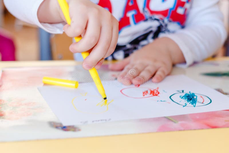 Les stylos des enfants sont dessinés sur le papier par des marqueurs images libres de droits Les stylos des enfants sont dessinés sur le papier par des marqueurs images libres de droits
