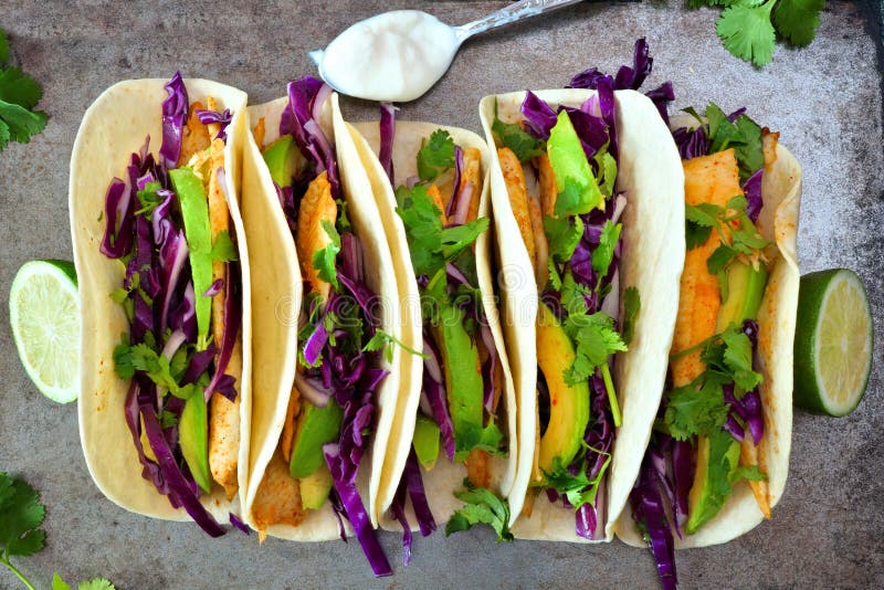 Les tacos de poissons avec le chou rouge chaulent le slaw sur le plateau rustique photos libres de droits Les tacos de poissons avec le chou rouge chaulent le slaw sur le plateau rustique photos libres de droits