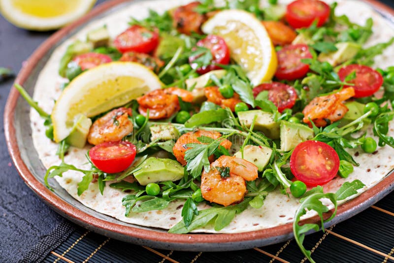 Les tacos de tortilla de crevettes ouvrent l'enveloppe de visage avec les légumes frais photographie stock libre de droits Les tacos de tortilla de crevettes ouvrent l'enveloppe de visage avec les légumes frais photographie stock libre de droits