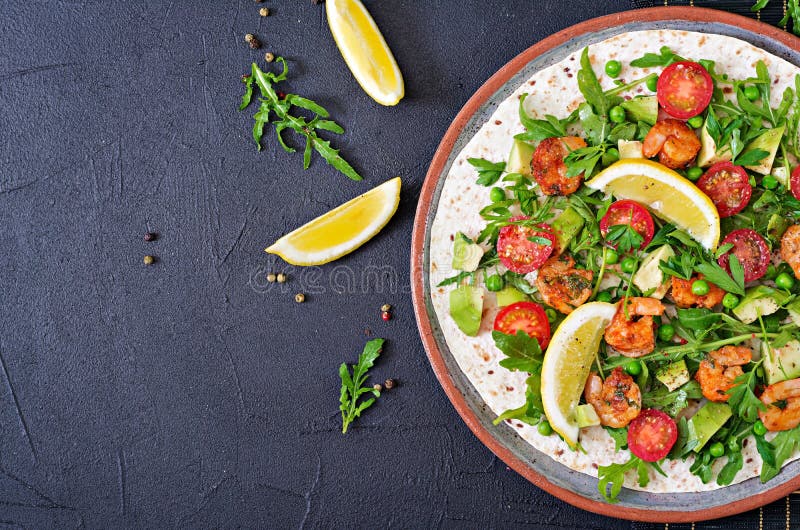 Les tacos de tortilla de crevettes ouvrent l'enveloppe de visage avec les légumes frais photos stock Les tacos de tortilla de crevettes ouvrent l'enveloppe de visage avec les légumes frais photos stock