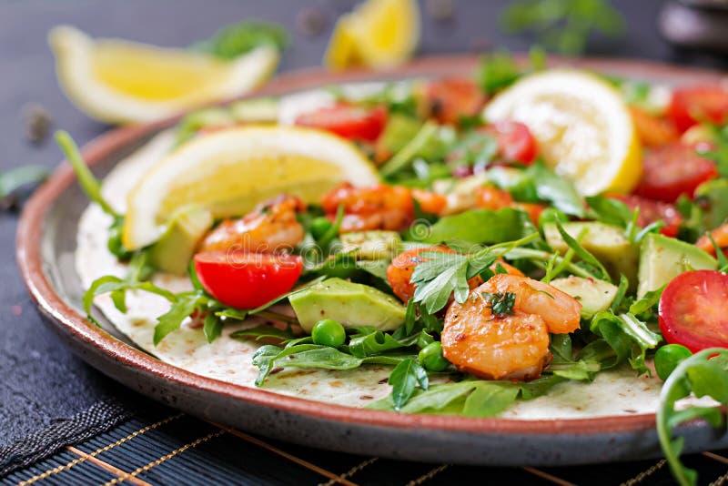 Les tacos de tortilla de crevettes ouvrent l'enveloppe de visage avec les légumes frais photo stock Les tacos de tortilla de crevettes ouvrent l'enveloppe de visage avec les légumes frais photo stock