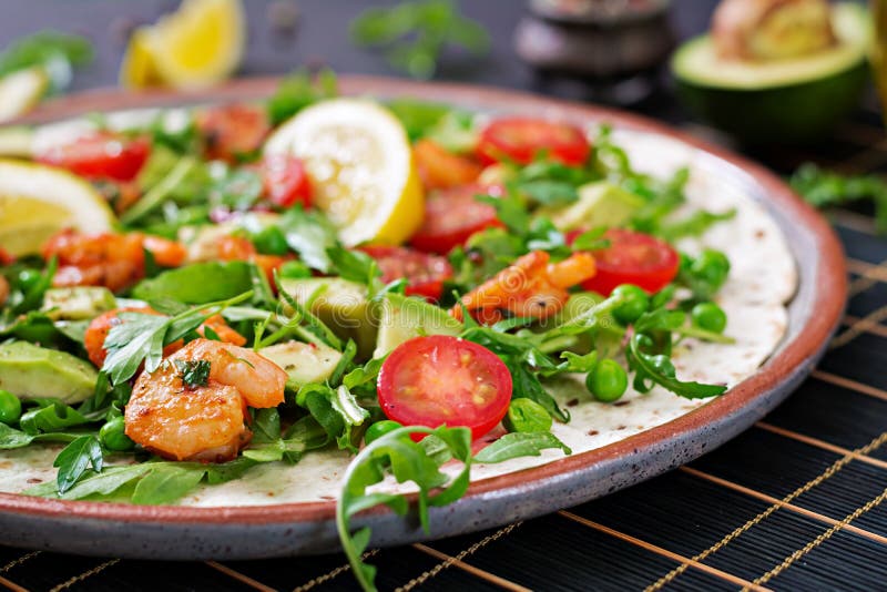 Les tacos de tortilla de crevettes ouvrent l'enveloppe de visage avec les légumes frais image stock Les tacos de tortilla de crevettes ouvrent l'enveloppe de visage avec les légumes frais image stock