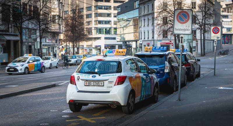 Les taxis se garent dans les clients de attente d'une station de vacances à Bâle photo stock Les taxis se garent dans les clients de attente d'une station de vacances à Bâle photo stock