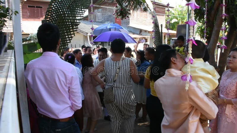 Les thaïlandais rejoignent la marche chanter la chanson et danse dans le défilé a épousé traditionnel banque de vidéos