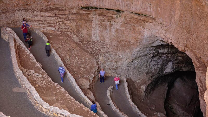 Les touristes augmentent la traînée naturelle d'entrée aux cavernes de Carlsbad nationales