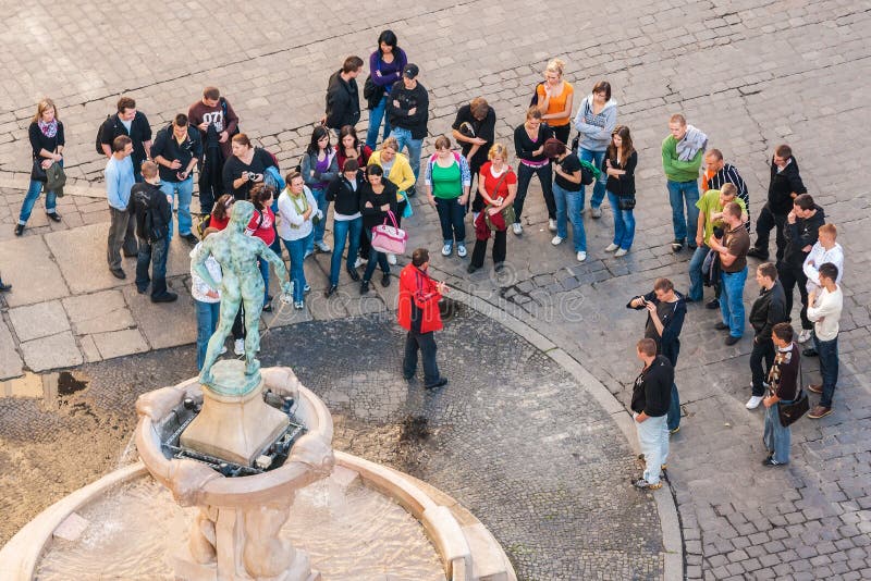 Les touristes avec le guide touristique se sont réunis devant la statue de l'escrimeur nu, Wroclaw photo stock Les touristes avec le guide touristique se sont réunis devant la statue de l'escrimeur nu, Wroclaw photo stock