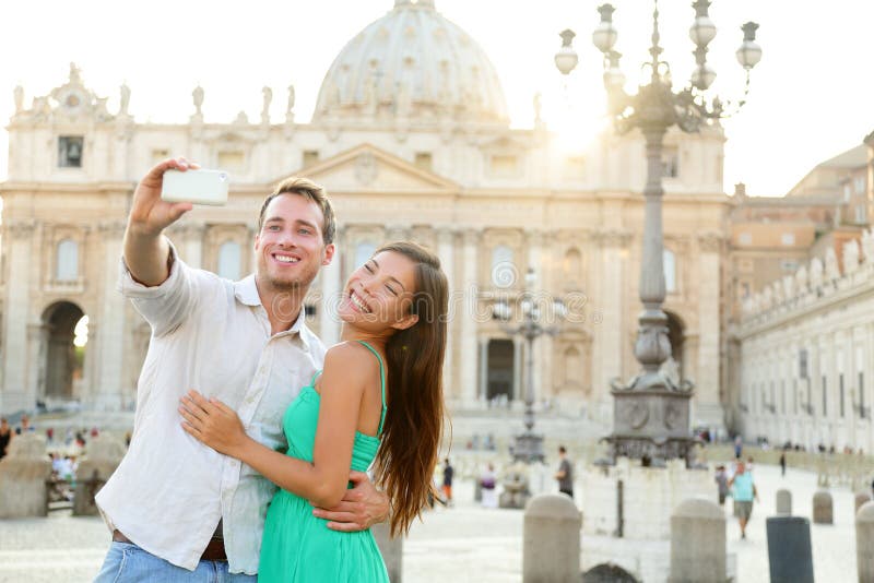 Les touristes couplent par Ville du Vatican à Rome