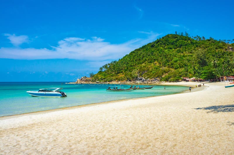 Les touristes et les bateaux non identifiés à l'île de Koh Phangan échouent thailand photos stock Les touristes et les bateaux non identifiés à l'île de Koh Phangan échouent thailand photos stock