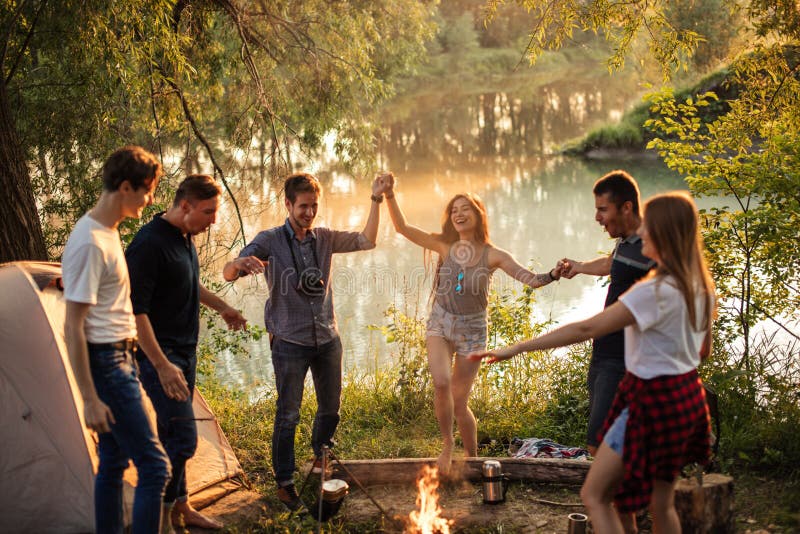 Les touristes heureux célèbrent leurs vacances en belle nature images stock