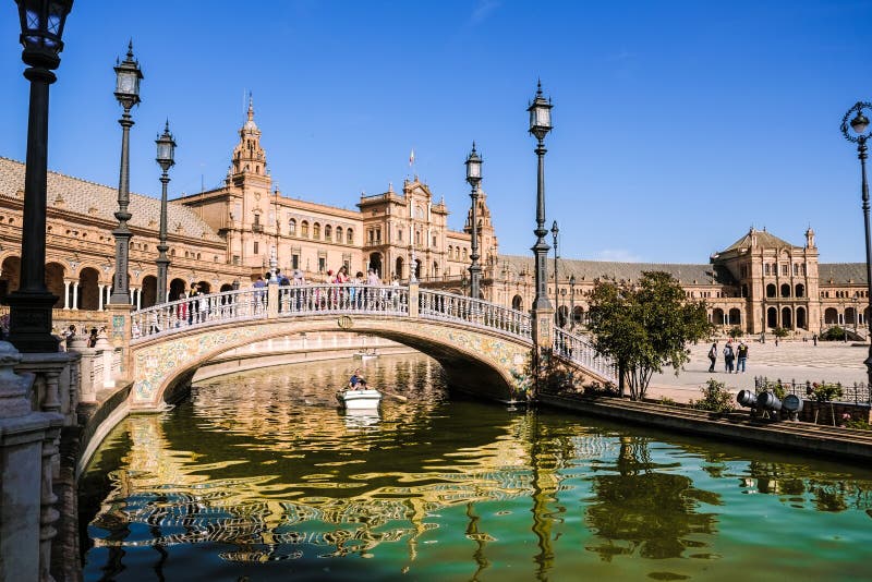 Les touristes ont plaisir à visiter le pays et canotage dans un canal à la plaza de España photos libres de droits Les touristes ont plaisir à visiter le pays et canotage dans un canal à la plaza de España photos libres de droits