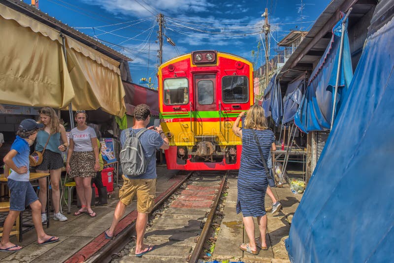 Les touristes prennent la photo au train fonctionnant par la mémoire ROM de talad au comptant la plus populaire hup ou le marché d