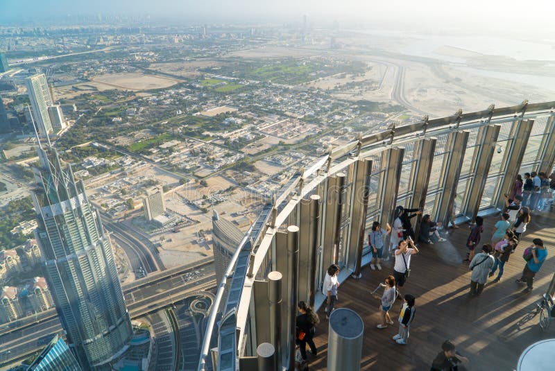 Les touristes rencontrent le lever de soleil à la plate-forme d'observation sur le plancher 125 de la tour de Khalifa images libres de droits Les touristes rencontrent le lever de soleil à la plate-forme d'observation sur le plancher 125 de la tour de Khalifa images libres de droits