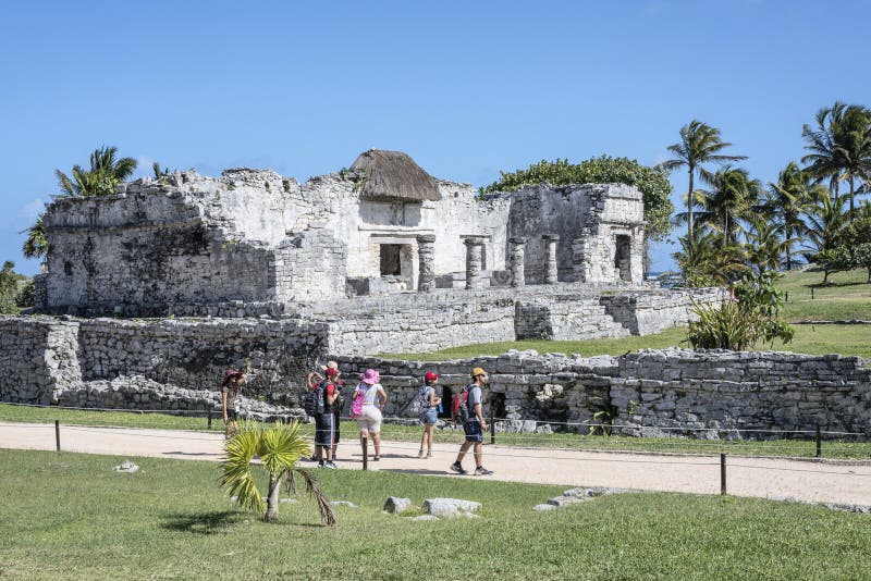 Les touristes visitent les ruines maya antiques de bâtiment dans Tulum, Mexique photographie stock Les touristes visitent les ruines maya antiques de bâtiment dans Tulum, Mexique photographie stock