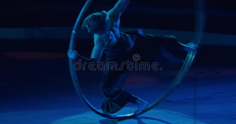 Les tours difficiles ont exécuté par un jeune gymnaste de roue sur la scène d'un cirque 4k banque de vidéos