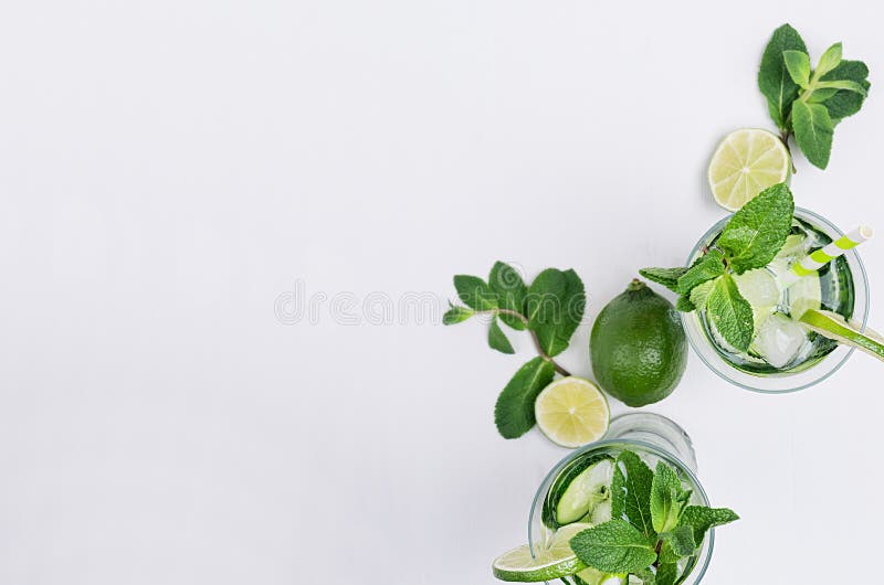 Les tranches chaulent, concombre, feuilles monnayent, glace et boisson froide transparente sur la planche en bois blanche, vue su photo libre de droits Les tranches chaulent, concombre, feuilles monnayent, glace et boisson froide transparente sur la planche en bois blanche, vue su photo libre de droits