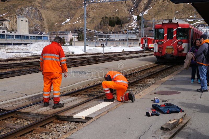 Les travailleurs dans la réparation uniforme orange railroad, la Suisse photographie stock Les travailleurs dans la réparation uniforme orange railroad, la Suisse photographie stock