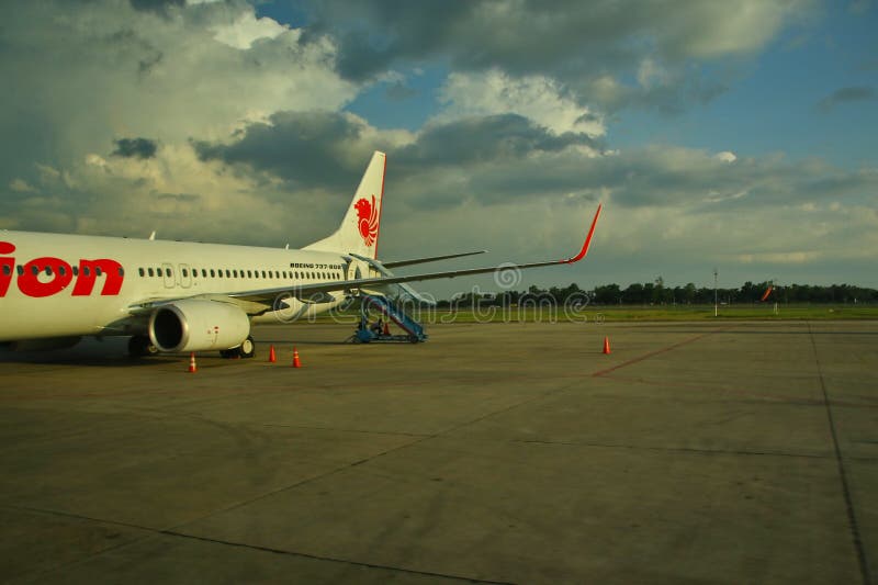 Les travailleurs ? l'a?roport d'avion, Soekarno Hatta, qui a ?t? photographi? par derri?re le verre photographie stock Les travailleurs ? l'a?roport d'avion, Soekarno Hatta, qui a ?t? photographi? par derri?re le verre photographie stock