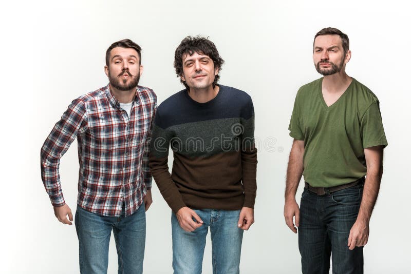 Les trois hommes sont sourire, regardant l'appareil-photo photos libres de droits Les trois hommes sont sourire, regardant l'appareil-photo photos libres de droits