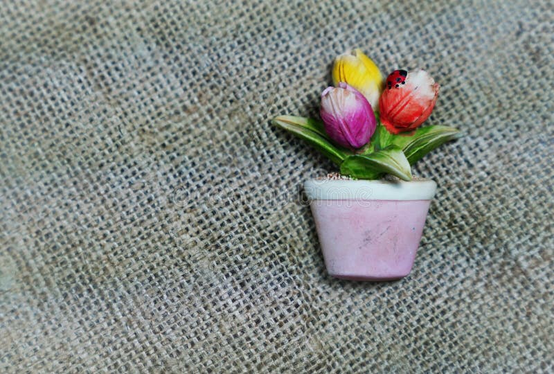 Les tulipes fleurissent dans le vase en tant que souvenir magnétique sur la toile à sac photos stock Les tulipes fleurissent dans le vase en tant que souvenir magnétique sur la toile à sac photos stock