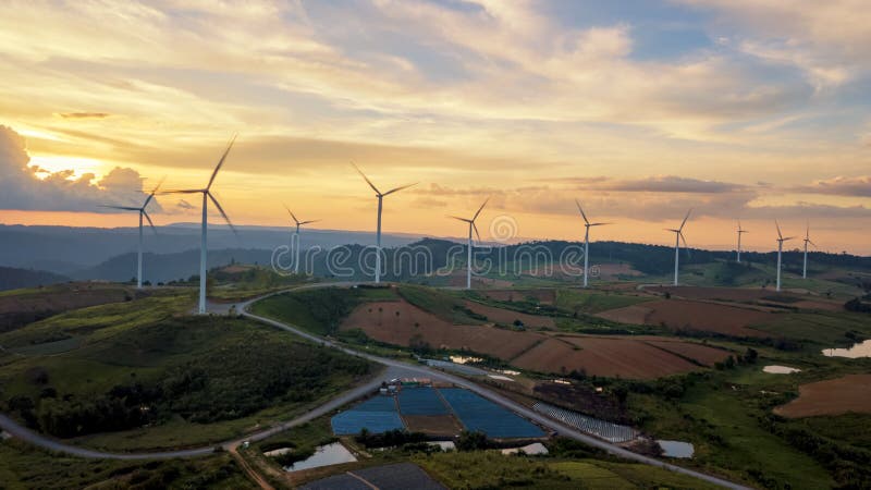 Les turbines de vent de paysage de coucher du soleil cultivent l'énergie verte propre pour élisent photo stock Les turbines de vent de paysage de coucher du soleil cultivent l'énergie verte propre pour élisent photo stock