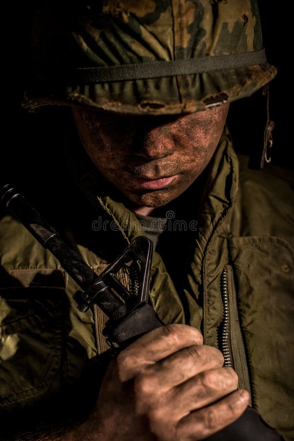 Les USA Marine Vietnam War tenant M16 images stock Les USA Marine Vietnam War tenant M16 images stock