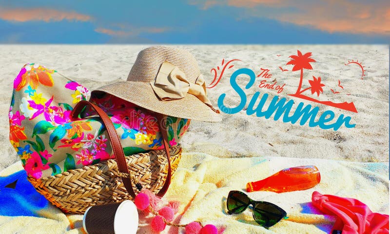Les vacances d'été citent texte plage et mer exotique luxe resort de luxe décontracté casquette lunettes de soleil sac à main vêt images stock Les vacances d'été citent texte plage et mer exotique luxe resort de luxe décontracté casquette lunettes de soleil sac à main vêt images stock