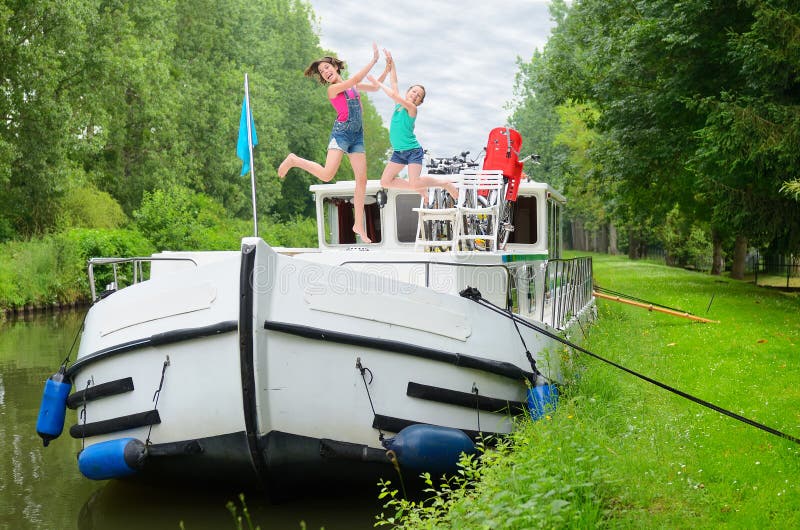 Les vacances de famille, voyage sur le bateau de péniche dans le canal, les parents heureux avec des enfants sur la croisière de images stock Les vacances de famille, voyage sur le bateau de péniche dans le canal, les parents heureux avec des enfants sur la croisière de images stock