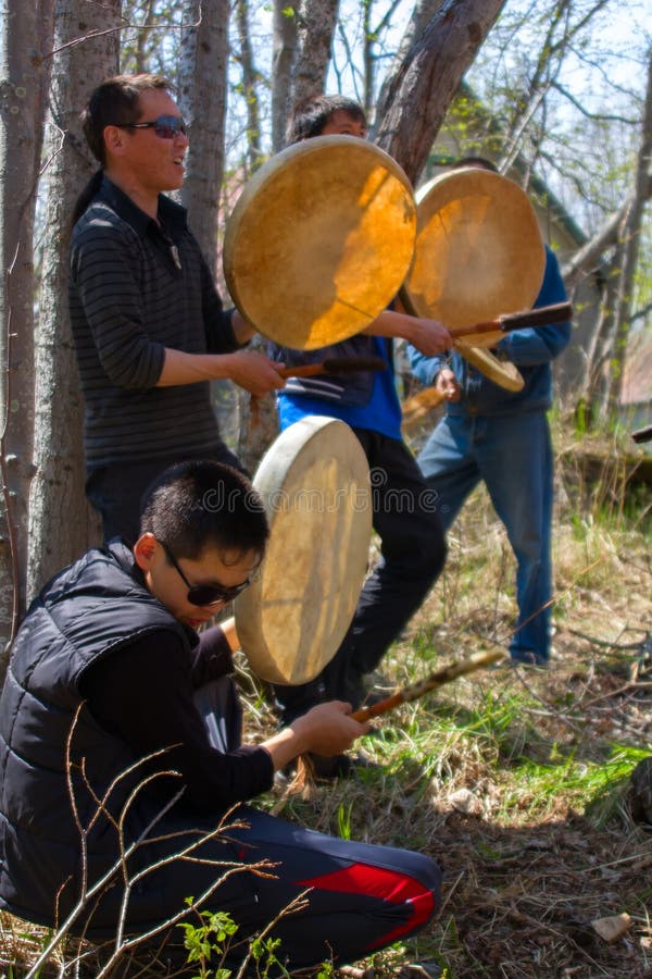 Les vacances nationales 1 Représentation de groupe de jeune Itelmens (Kamchadals) : jouer le tambourin photographie stock Les vacances nationales 1 Représentation de groupe de jeune Itelmens (Kamchadals) : jouer le tambourin photographie stock