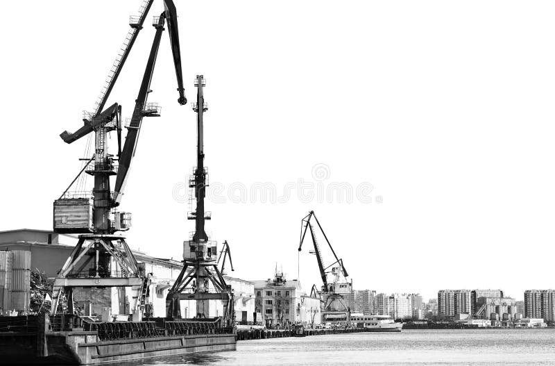 Les vieilles grues de déchargement au port Photo noire et blanche contrastante photo stock Les vieilles grues de déchargement au port Photo noire et blanche contrastante photo stock