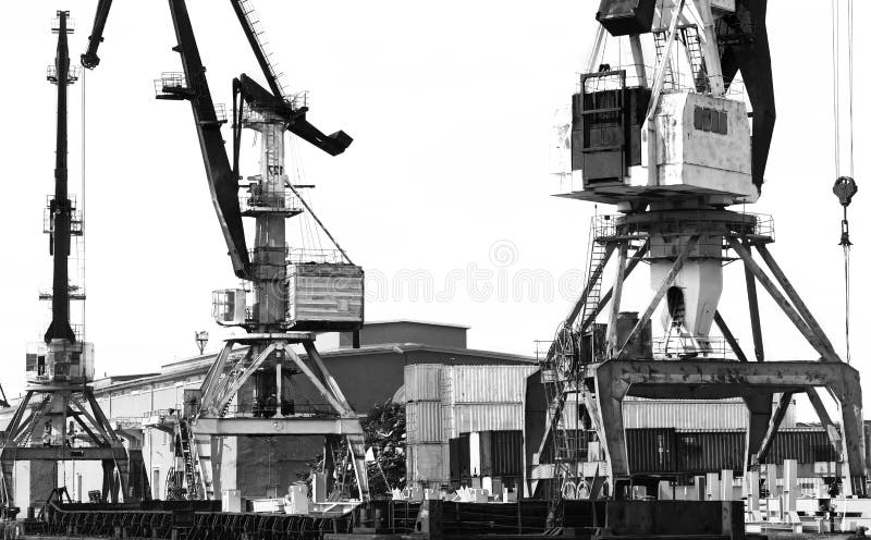 Les vieilles grues de déchargement au port Photo noire et blanche contrastante photo libre de droits Les vieilles grues de déchargement au port Photo noire et blanche contrastante photo libre de droits