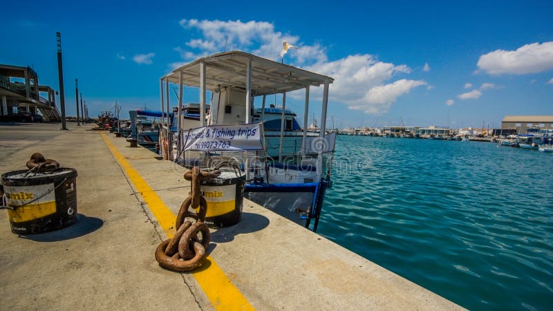Les vieux bateaux de pêche ondulent sur les vagues Chantier naval à Limassol, Chypre, août 2017 image stock Les vieux bateaux de pêche ondulent sur les vagues Chantier naval à Limassol, Chypre, août 2017 image stock