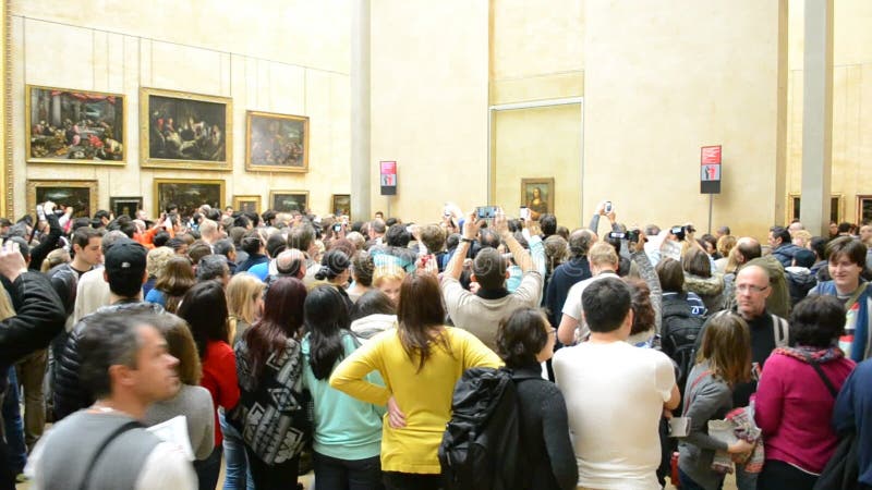 Les visiteurs prennent des photos de Mona Lisa (Leonardo DaVinci), le musée de Louvre