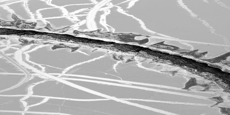 Les voies tissent à travers la glace photo libre de droits Les voies tissent à travers la glace photo libre de droits