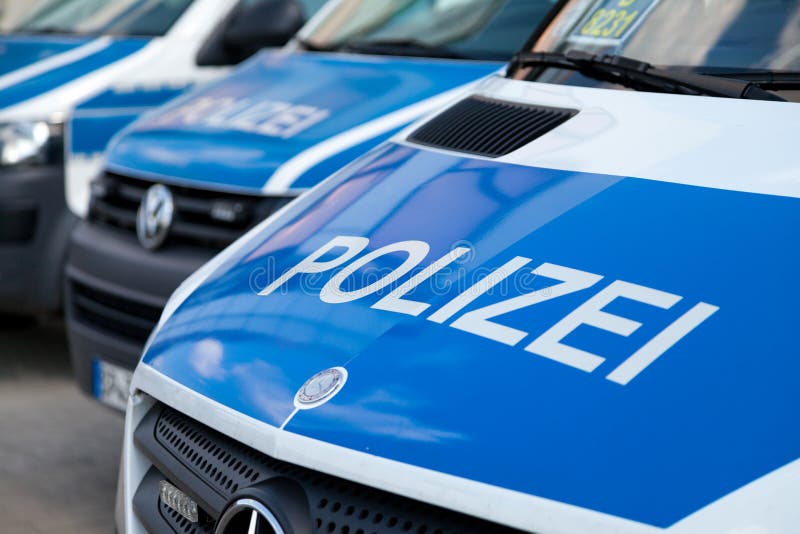 Les voitures de police allemandes se tient sur l'aéroport images libres de droits Les voitures de police allemandes se tient sur l'aéroport images libres de droits