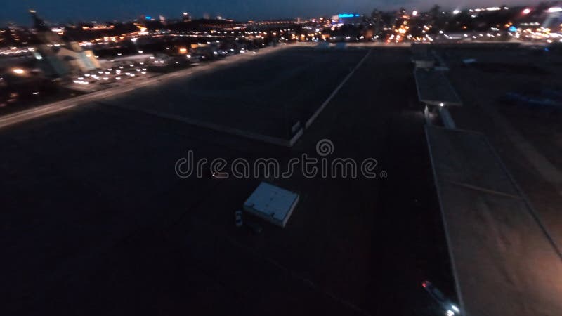 Les voitures de sport mènent la dérive sur la route simple vide dans la ville de nuit suivent le tir de fpv