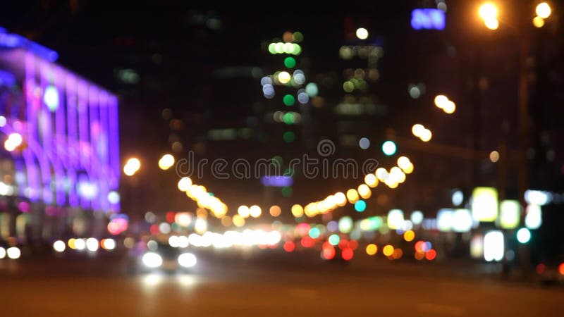 Les voitures vont sur la rue de nuit